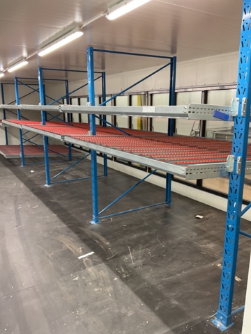 961433-1 Pallet rack with roller tracks