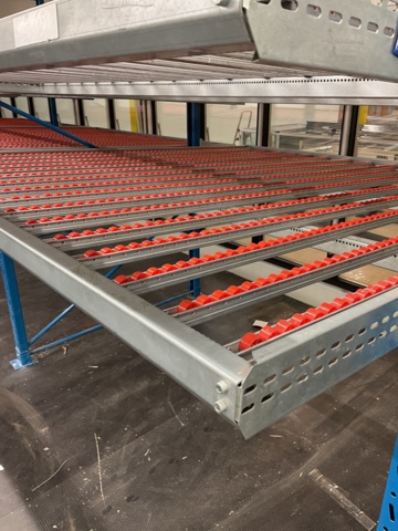 961433-2 Pallet rack with roller tracks
