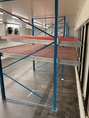 961433-4 Pallet rack with roller tracks