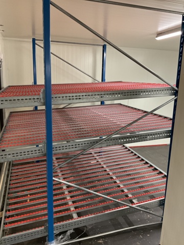 961433-5 Pallet rack with roller tracks