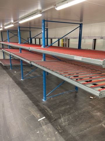961433-6 Pallet rack with roller tracks