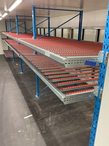961433-7 Pallet rack with roller tracks