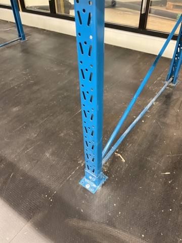 961433-8 Pallet rack with roller tracks