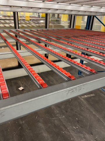 961433-10 Pallet rack with roller tracks