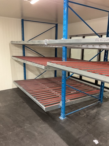 961433-11 Pallet rack with roller tracks