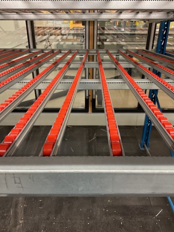 961433-12 Pallet rack with roller tracks