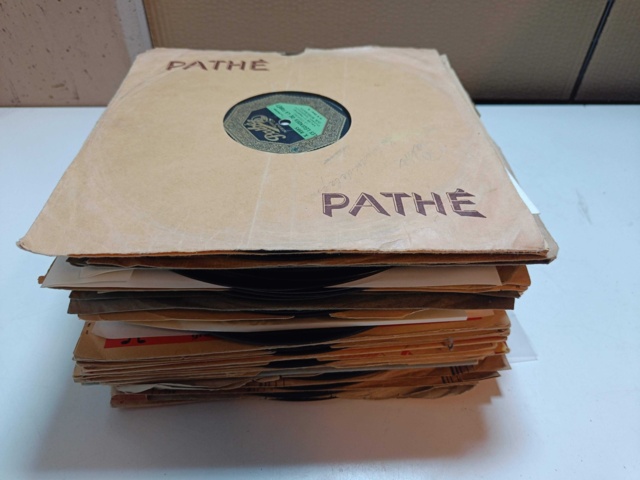 887947-1 Large stone cake / gramophone record collection