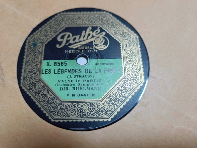 887947-2 Large stone cake / gramophone record collection