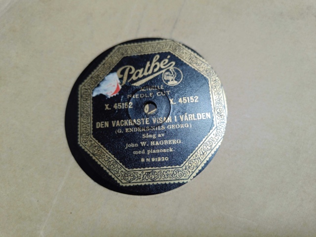 887947-4 Large stone cake / gramophone record collection