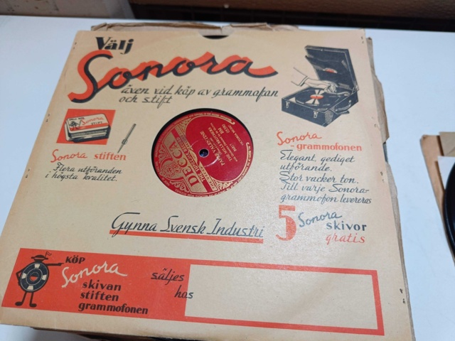 887947-6 Large stone cake / gramophone record collection
