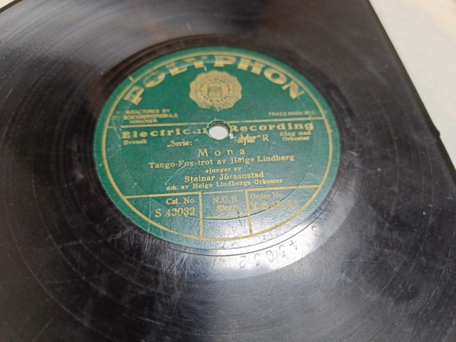 887947-10 Large stone cake / gramophone record collection