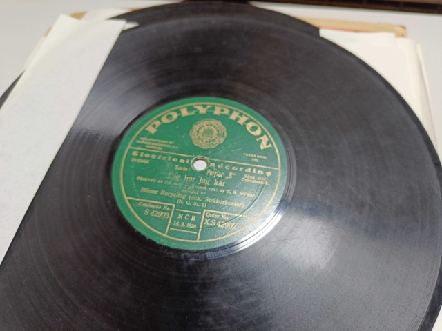 887947-11 Large stone cake / gramophone record collection