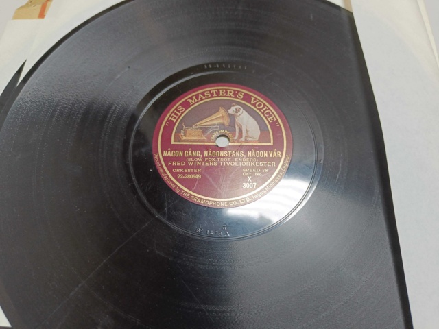 887947-13 Large stone cake / gramophone record collection
