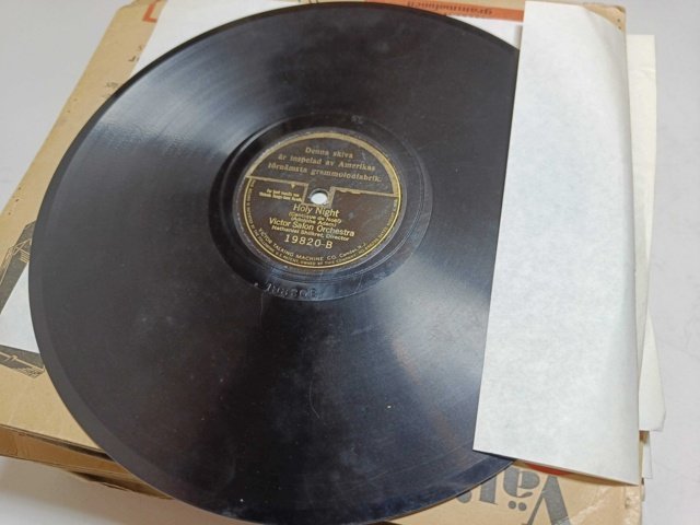 887947-16 Large stone cake / gramophone record collection