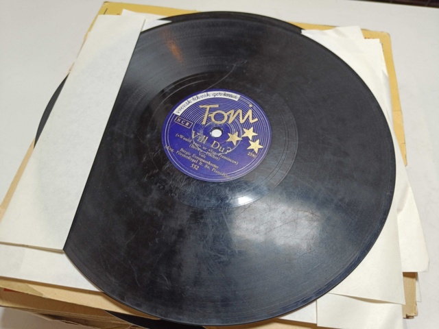 887947-22 Large stone cake / gramophone record collection