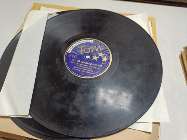 887947-24 Large stone cake / gramophone record collection