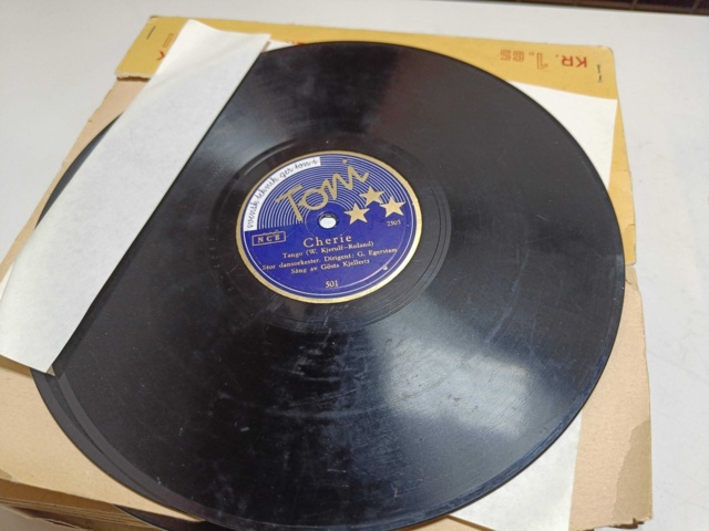 887947-25 Large stone cake / gramophone record collection