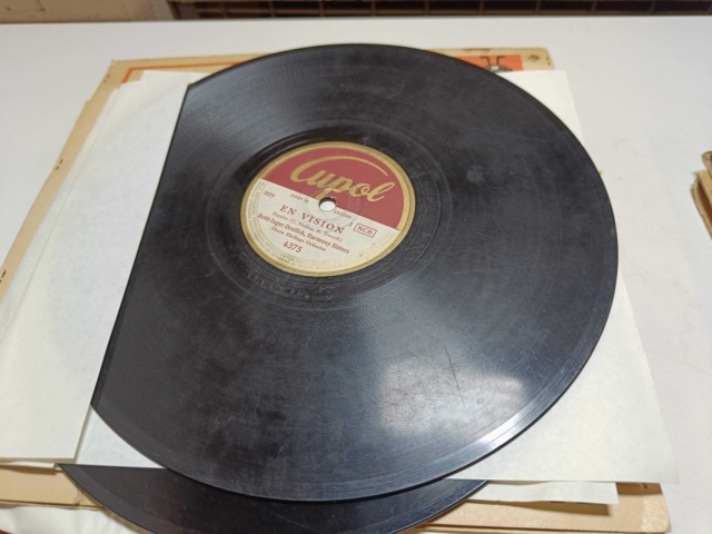 887947-28 Large stone cake / gramophone record collection