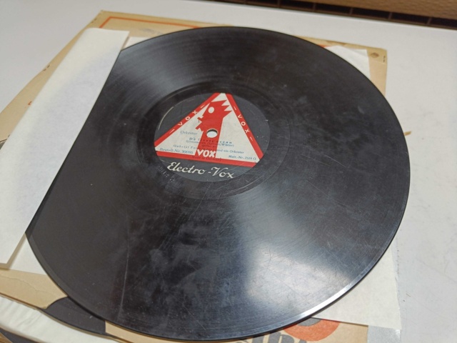 887947-30 Large stone cake / gramophone record collection