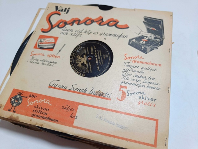 887947-31 Large stone cake / gramophone record collection
