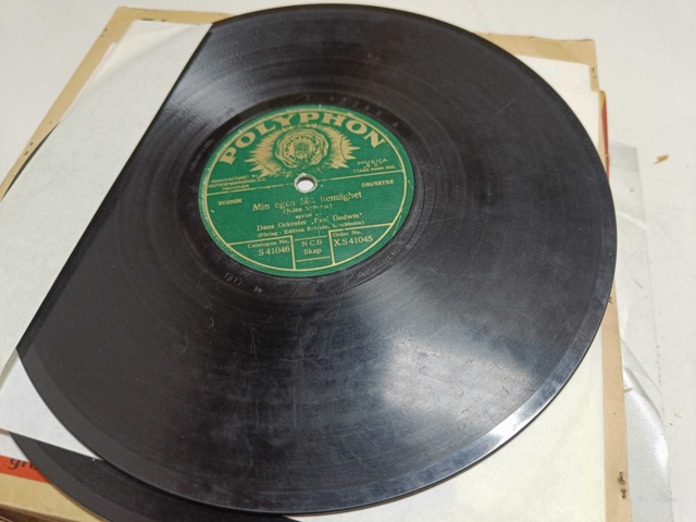 887947-34 Large stone cake / gramophone record collection