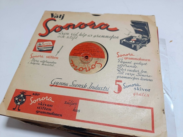 887947-37 Large stone cake / gramophone record collection