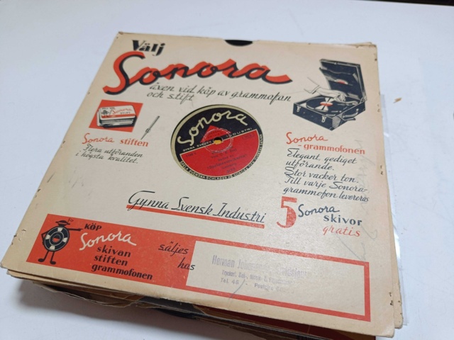 887947-38 Large stone cake / gramophone record collection