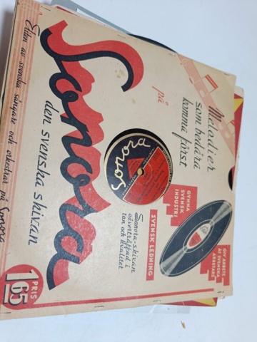 887947-41 Large stone cake / gramophone record collection