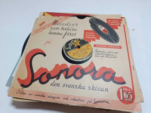 887947-42 Large stone cake / gramophone record collection