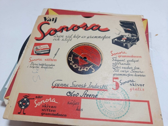 887947-43 Large stone cake / gramophone record collection