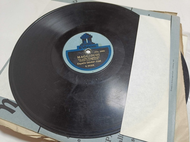887947-44 Large stone cake / gramophone record collection