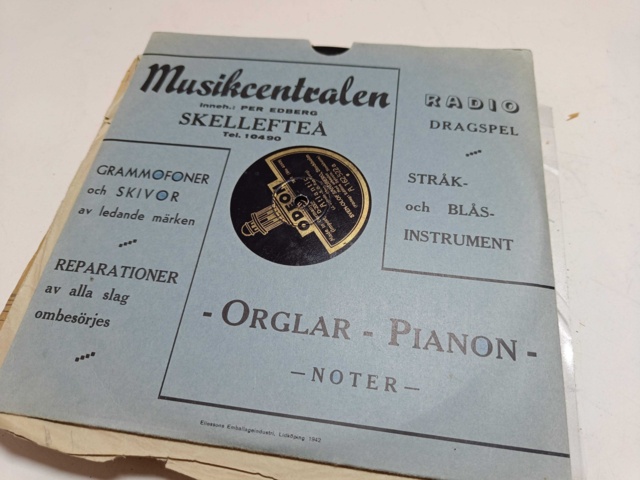 887947-45 Large stone cake / gramophone record collection