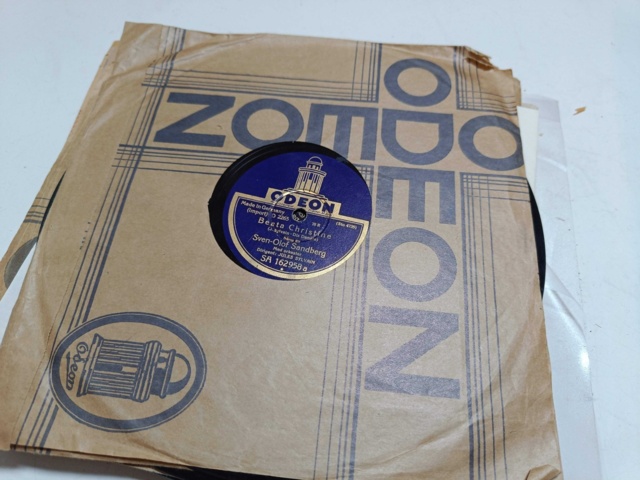 887947-48 Large stone cake / gramophone record collection