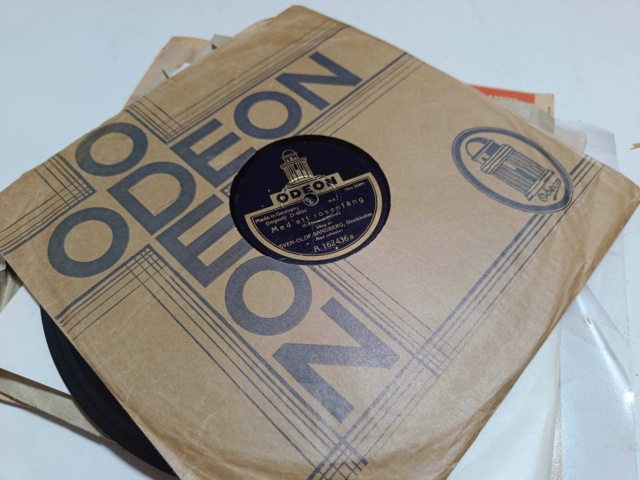 887947-50 Large stone cake / gramophone record collection