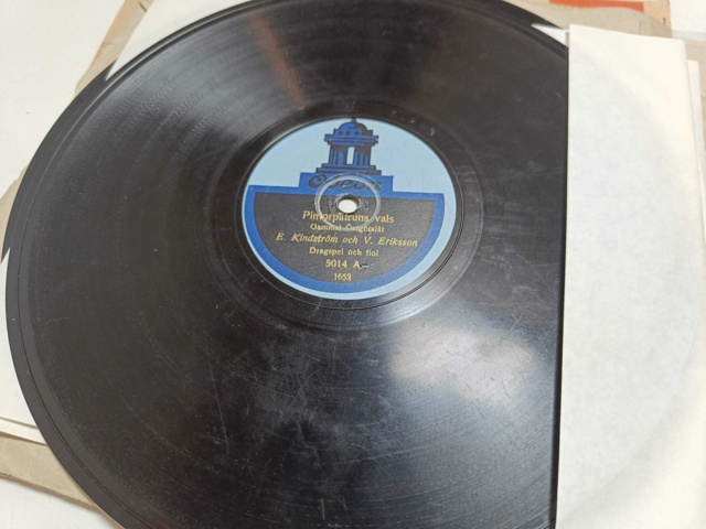887947-51 Large stone cake / gramophone record collection