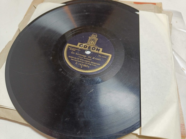 887947-52 Large stone cake / gramophone record collection