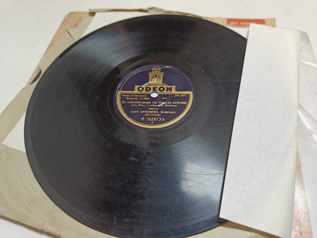 887947-53 Large stone cake / gramophone record collection