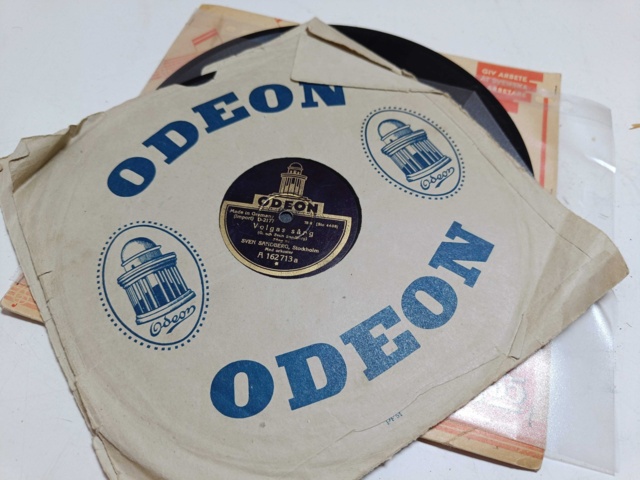 887947-54 Large stone cake / gramophone record collection
