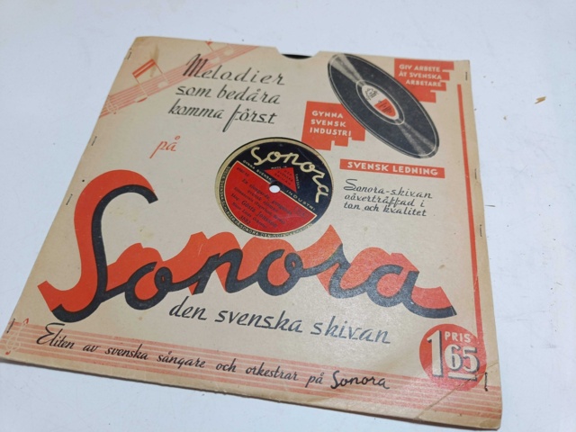 887947-56 Large stone cake / gramophone record collection
