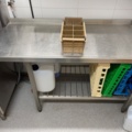 897091-1 Dispensing bench with grid undershelf. From 2022. 140x65x90 cm