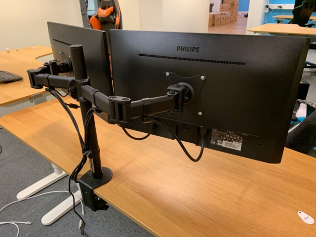 940843-4 Desk electrically raise/lower with double computer screens and office chair