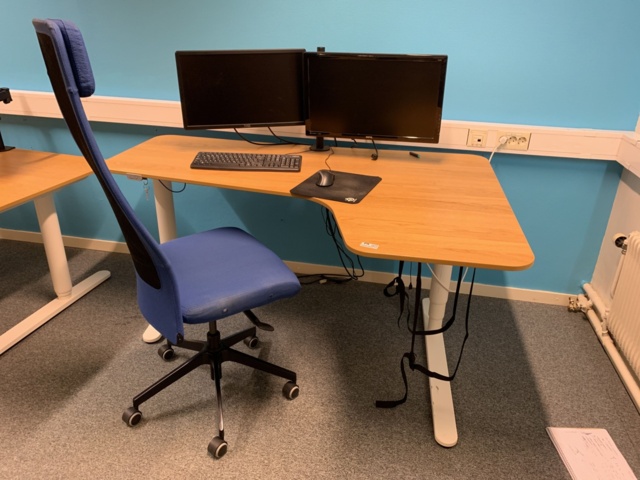 940846-1 Desk electrically raise/lower with double computer screens and office chair