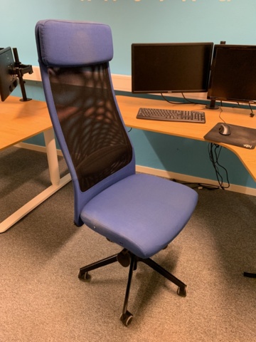 940846-2 Desk electrically raise/lower with double computer screens and office chair