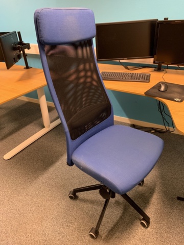 940846-6 Desk electrically raise/lower with double computer screens and office chair