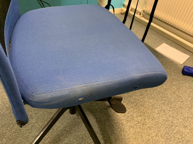 940846-7 Desk electrically raise/lower with double computer screens and office chair