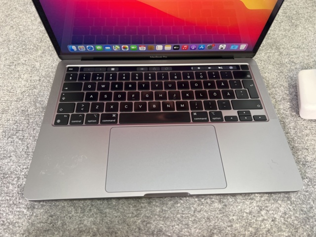 869529-5 MacBook Pro (13-inch, M1, 2020)