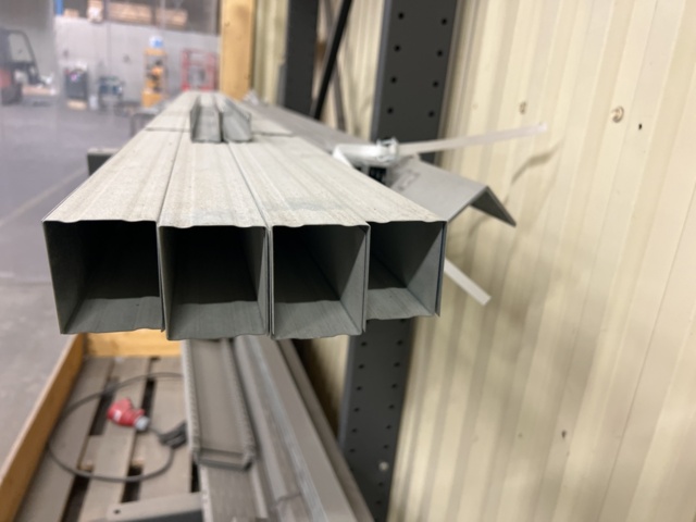 974268-10 Metal profiles