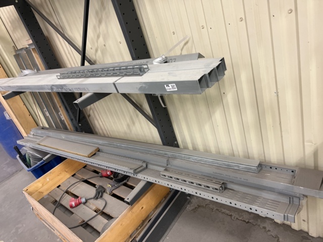 974268-11 Metal profiles