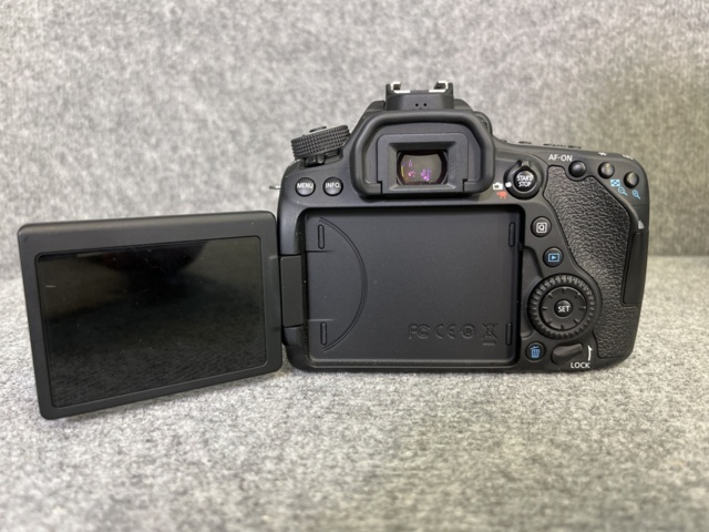 921472-7 Kamera med tillbehör, Canon Eos 80D