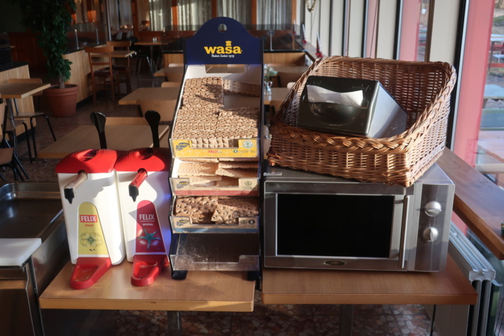 954248-1 Microwave oven, Ketchup/mustard container and bread baskets